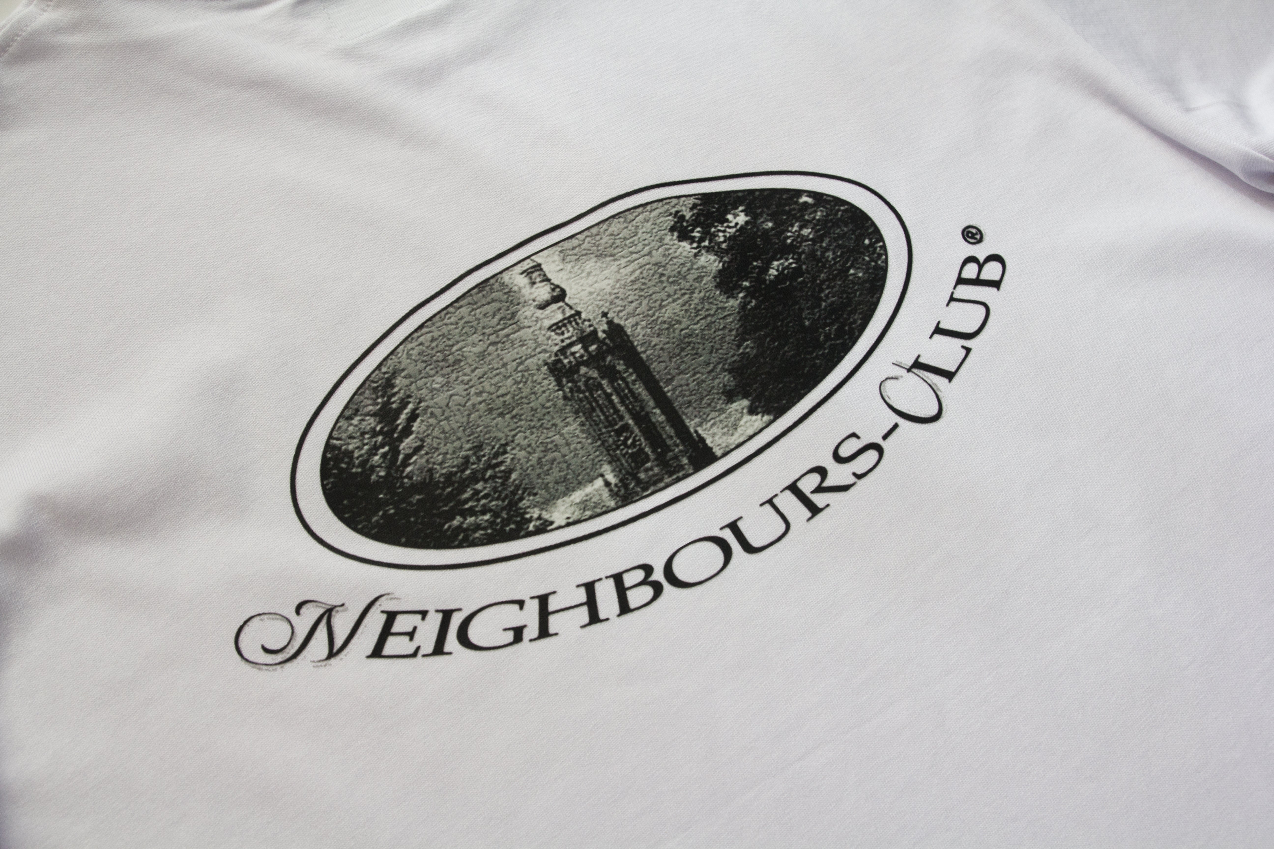 Neighbours-Club Heritage Tee (Wit/Zwart)