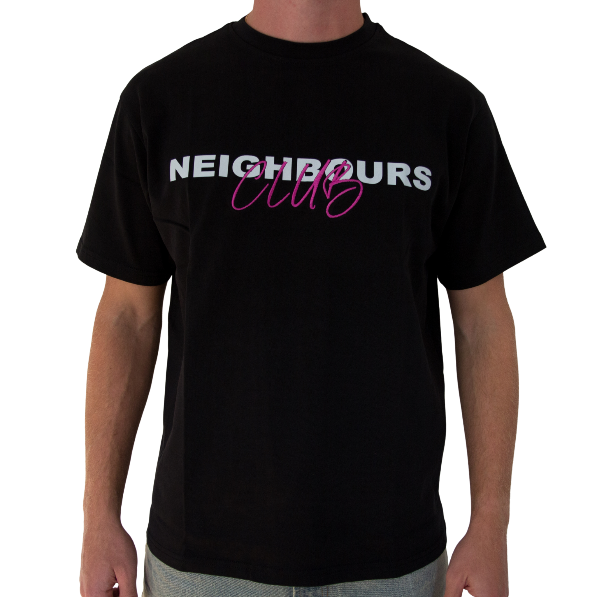 Neighbours-Club Script Tee (Zwart/Wit/Roze)