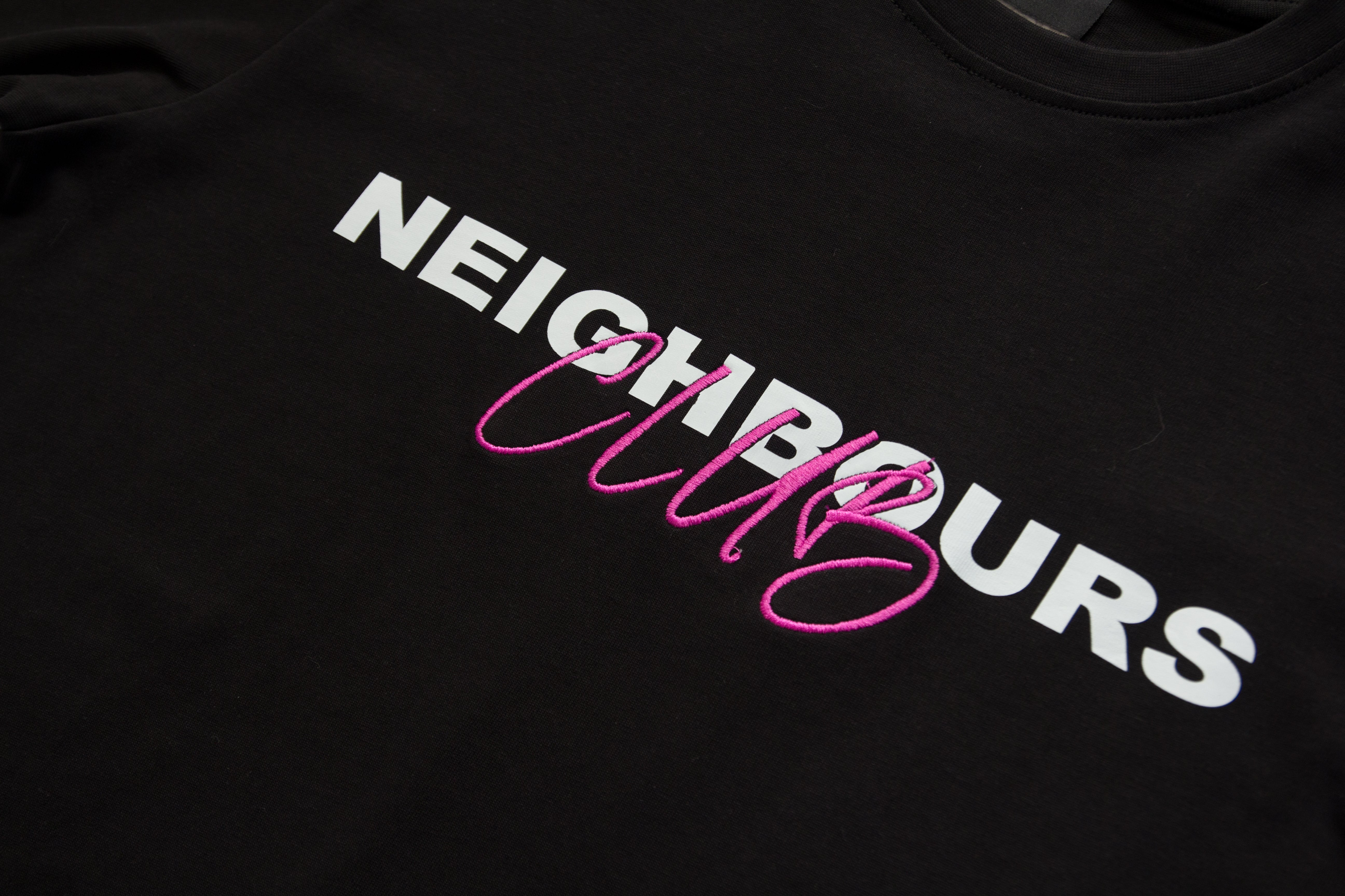 Neighbours-Club Script Tee (Zwart/Wit/Roze)