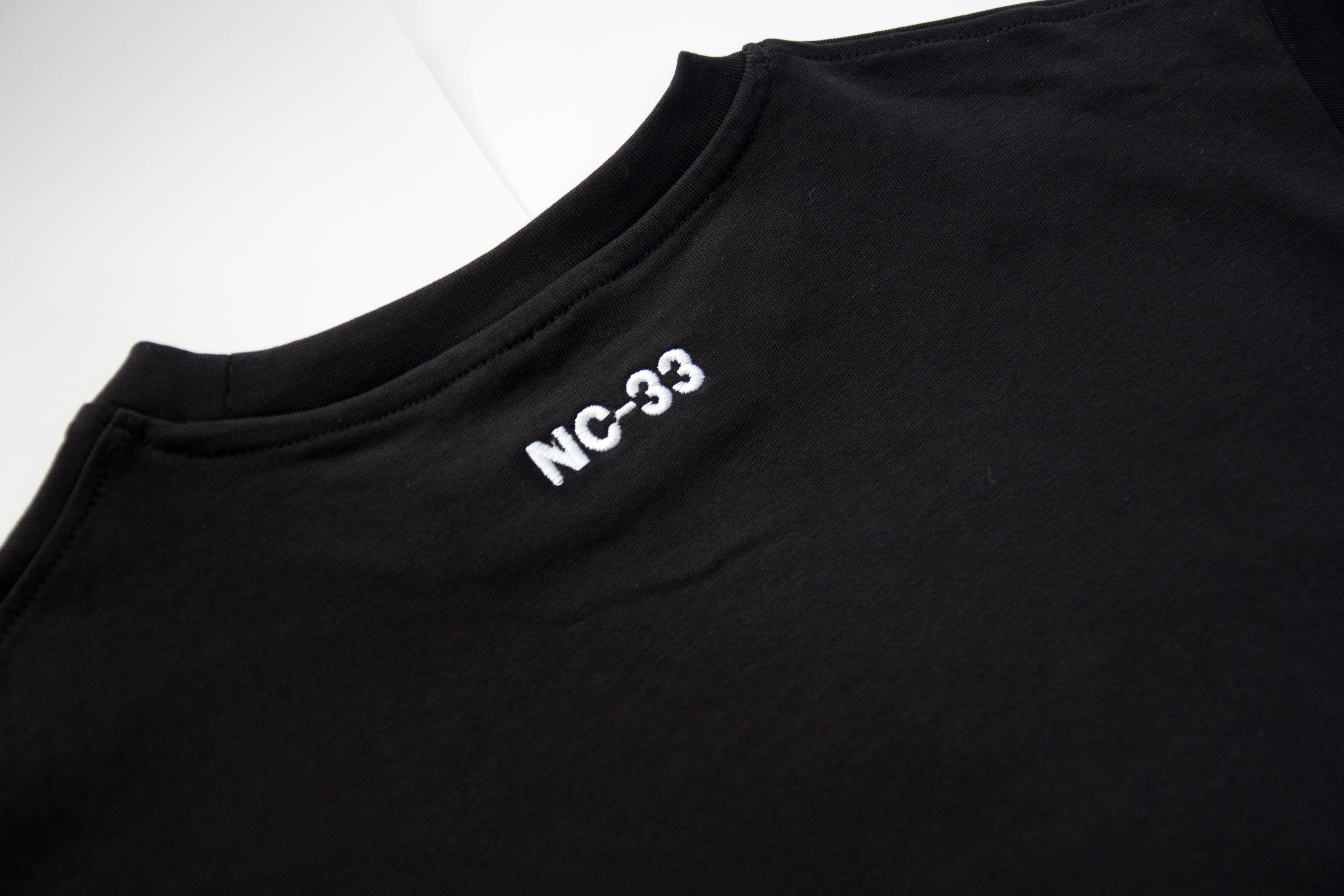 Neighbours-Club Script Tee (Zwart/Wit/Roze)