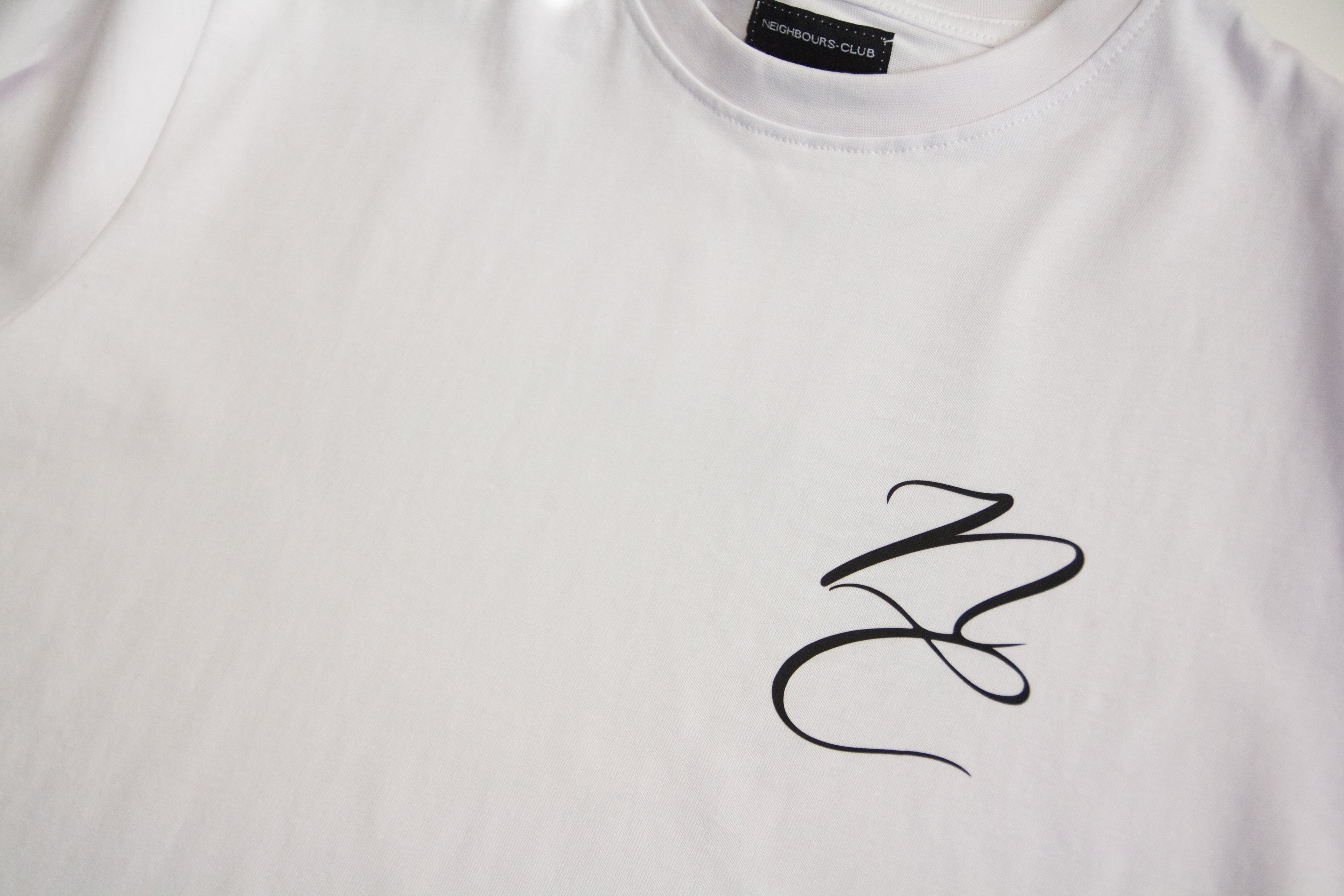 Neighbours-Club Heritage Tee (Wit/Zwart)