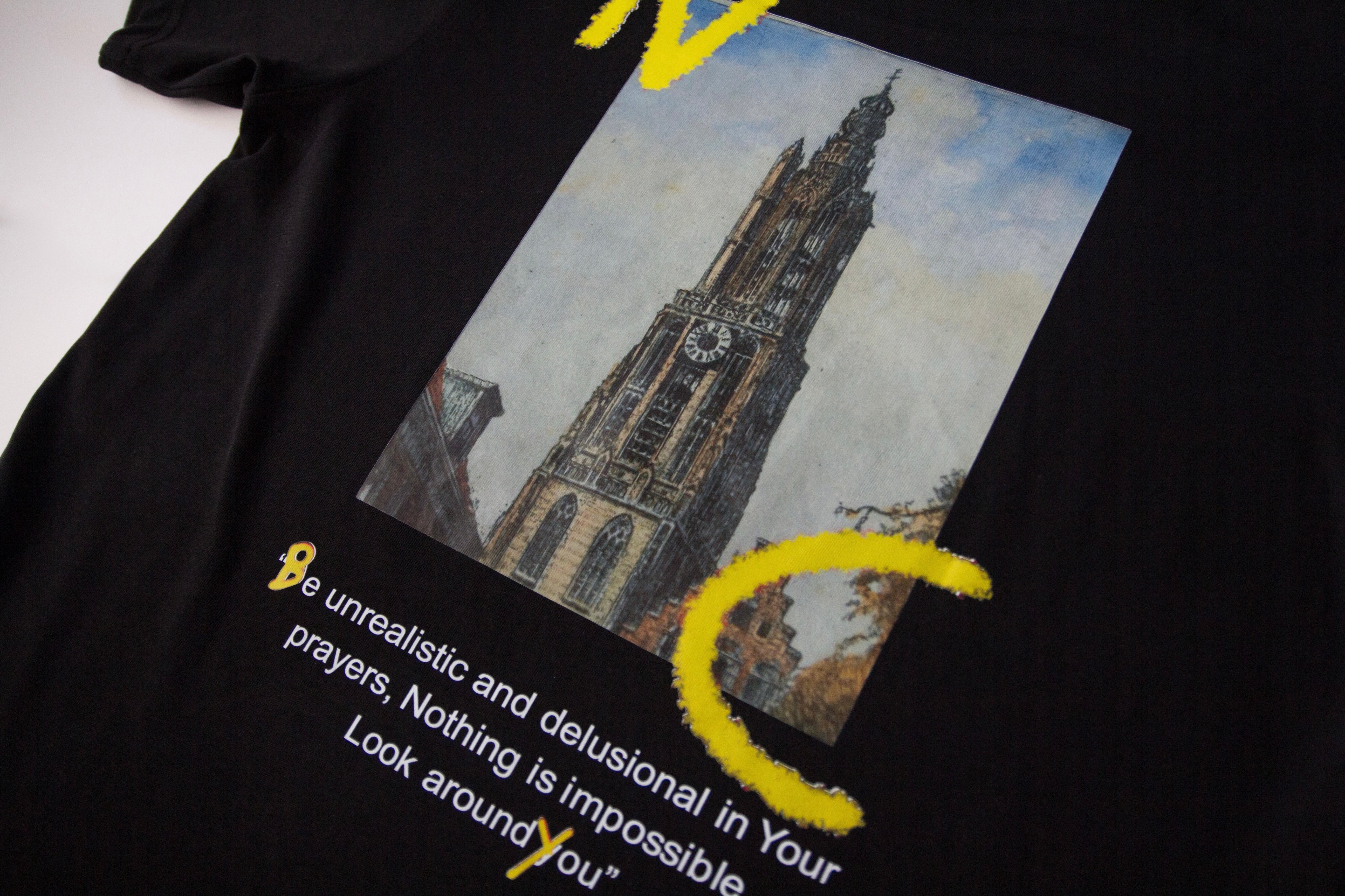 Neighbours-Club Cathedral Tee (Zwart/Geel)